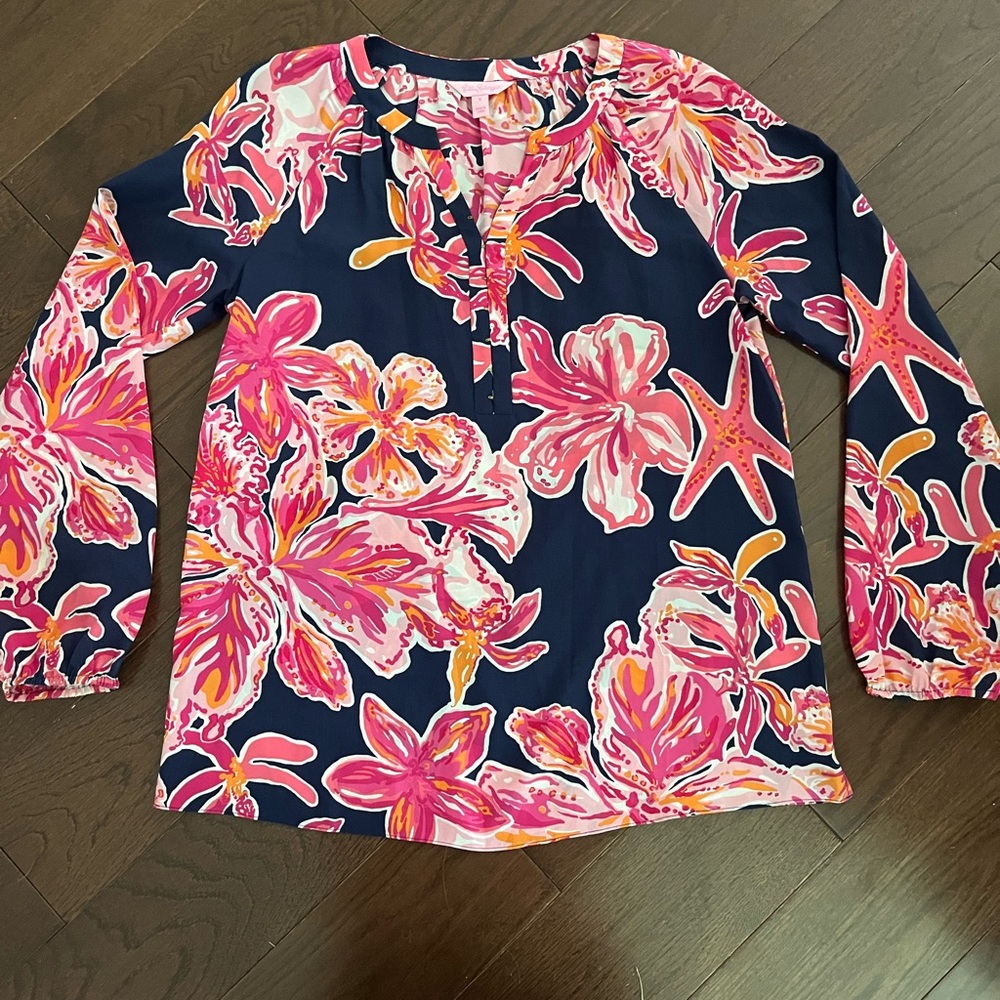 Lilly Pulitzer Elsa Silk Top – Navy with Pink Flowers & Starfish